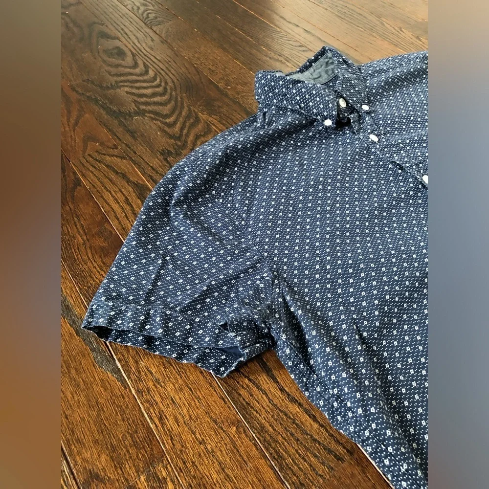 J. Crew Men’s M Navy Blue w/Geo White Design Short-Sleeved Button-Down Shirt EUC